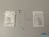 deux sacs de bijoux posés sur la table