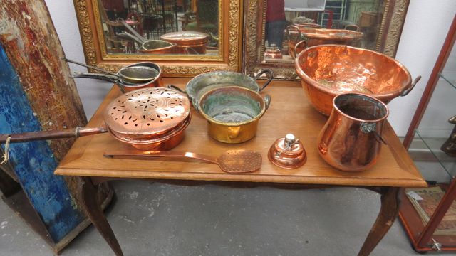 Important lot de cuivre : bassine à confiture, écumoire, casserol...