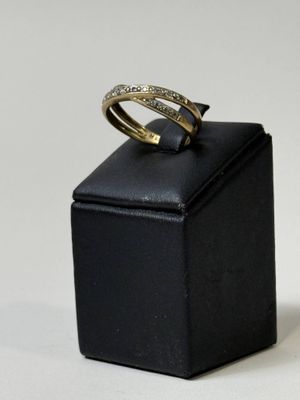une petite boîte noire surmontée d'un anneau