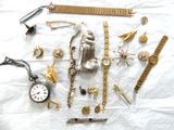 beaucoup de bijoux en or posés sur un drap blanc
