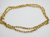 un bracelet à chaîne plaqué or avec un fermoir, sur fond blanc