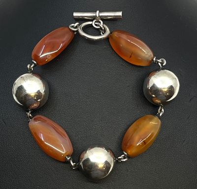 Bracelet en perles de pierres dures et métal argenté.