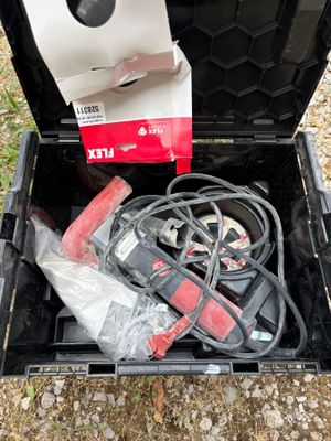 une boîte contenant des outils, posée sur le sol