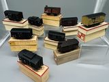de nombreux trains miniatures exposés dans une vitrine