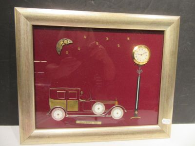 une photo d'une photo d'une voiture sur laquelle figure une horloge