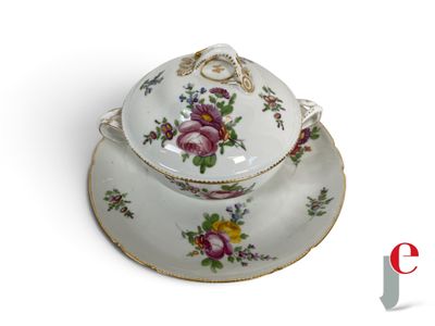 une image représentant une tasse à thé et une soucoupe raffinées