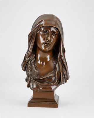 un buste en bronze représentant une femme portant un voile sur la tête