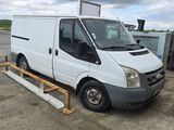la camionnette blanche est garée dans le parking à côté d'autres véhicules