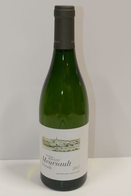une bouteille de vin posée sur une table
