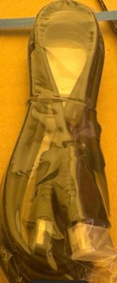 un sac en plastique contenant une paire de ciseaux