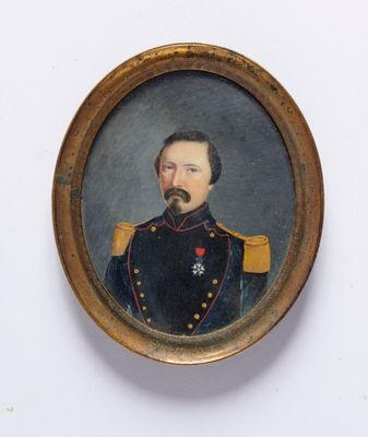portrait d'un homme en uniforme militaire dans un cadre doré