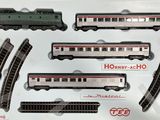 un plateau en plastique contenant un circuit de train