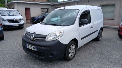 une camionnette blanche garée dans un parking