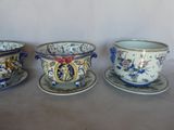 trois tasses et soucoupes ornées de motifs floraux, posées sur une table