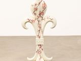 une image représentant un vase blanc orné de fleurs roses