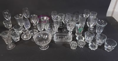 de nombreux verres posés sur une table devant un fond noir