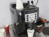 une machine à café posée sur un comptoir