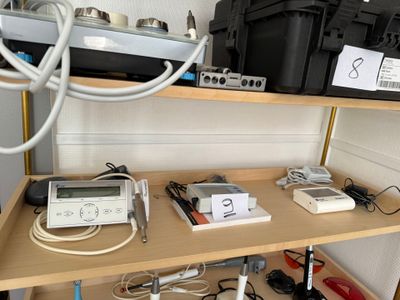une étagère contenant de nombreux appareils électroniques dans une pièce