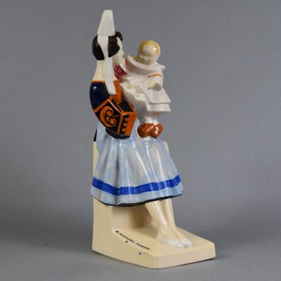figurine représentant une femme en robe bleue tenant une batte de baseball