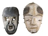 deux masques en bois placés l'un à côté de l'autre