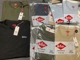 de nombreux t-shirts pour hommes exposés dans un magasin