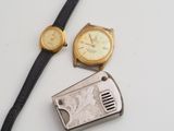 deux montres et un briquet posés sur une table