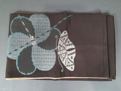 un gros plan sur un tissu orné d'une fleur