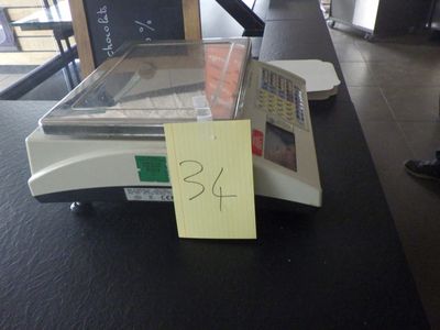 une pancarte sur une balance indiquant « 2 $ »