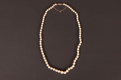 un collier de perles blanches sur fond noir