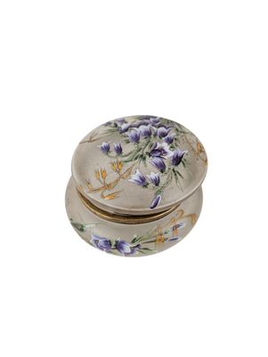 des fleurs violettes sur fond blanc, avec une bordure dorée autour d'une boîte ronde