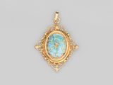 un pendentif en or orné d'une pierre turquoise au centre