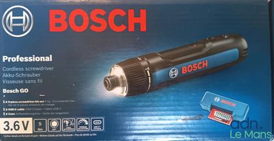 La boîte d'une visseuse sans fil Bosch se trouve sur la table.