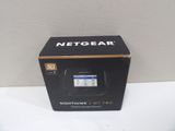 La boîte du Netgear Nighthawk est ouverte et l'appareil est prêt à l'emploi.