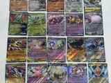 un tas de cartes pokemon posées sur une table