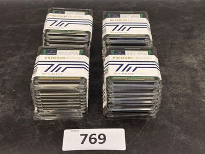 Plusieurs piles de cartes sont empilées les unes sur les autres sur une table