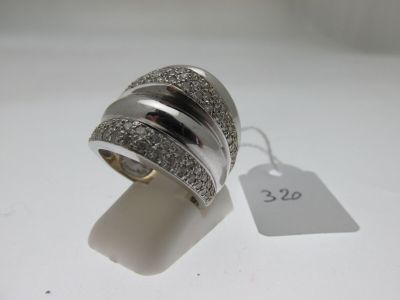 une image représentant une bague en argent sertie de diamants sur un fond blanc