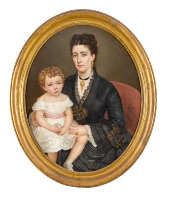 portrait d'une femme tenant un enfant assis sur une chaise