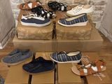 de nombreuses paires de chaussures exposées dans une boîte