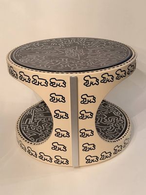 une table en noir et blanc ornée d'un motif en noir et blanc
