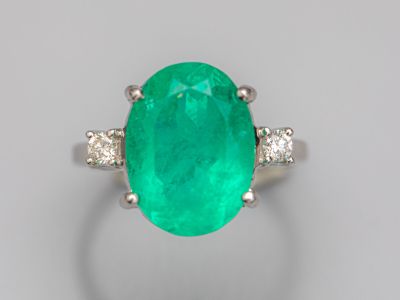 bague ovale en émeraude et diamant