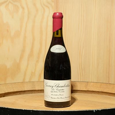 une bouteille de vin posée sur un tonneau