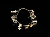 un gros plan d'un bracelet sur fond noir