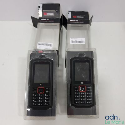 deux téléphones portables qui se trouvent dans leur emballage sur la table