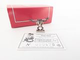une petite figurine en argent représentant un homme à cheval