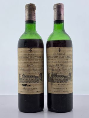 deux bouteilles de vin posées sur une table l'une à côté de l'autre