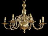 un lustre ancien en laiton à cinq branches et cinq lumières