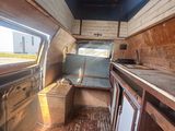 une petite cuisine à l'arrière d'une camionnette