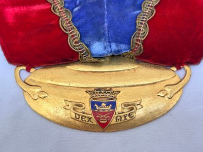 un ruban rouge et bleu orné d'une couronne dorée
