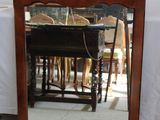 un miroir posé par terre devant une table