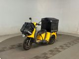 un scooter jaune avec un coffre noir à l'arrière